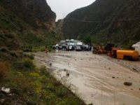 Sel Tortum-Artvin karayolunu trafiğe kapattı