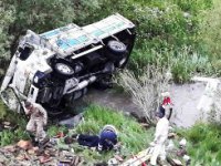 Uçuruma yuvarlanan aracın sürücüsü sıkışarak hayatını kaybetti
