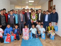 BAŞKAN BULUTLAR, MİLLÎ GÜREŞÇİYİ ALTINLA ÖDÜLLENDİRDİ