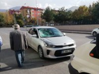17 yaşındaki gencin kullandığı otomobil yayaya çarptı