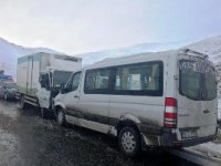 Erzurum'da kamyonet ile minibüs çarpıştı: 8 yaralı