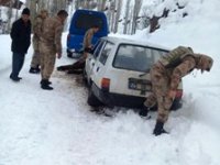 Yolda kalan sürücünün yardımına Jandarma ekipleri yetişti