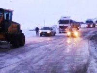Erzurum - Bayburt karayolunda çok sayıda araç tipi nedeniyle mahsur kaldı