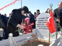 Vali Memiş en küçük şehit yakınını yanından ayırmadı