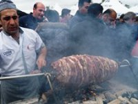 500 kilogram cağ kebabı halka dağıtıldı