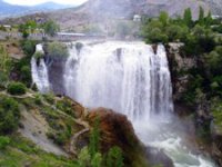Turistlerin bayram gözdesi ‘Tortum Şelalesi’