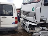 Kırmızı ışık ihlali yapan tır otomobile çarptı: 4 yaralı