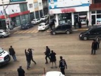 Cadde ortasında sopalarla birbirlerine saldırdılar