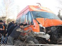 Makas atmak isteyen otomobilin çarptığı minibüs kaza yaptı: 11 yaralı