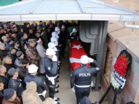 Kalp krizi geçirerek hayatını kaybeden polis memuru, son yolculuğuna uğurlandı