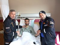 AFAD personeli enkaz altından kurtardıkları aileyi hastanede ziyaret etti