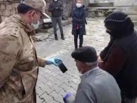 Vali Memiş, sokağa çıkamayan vatandaşlarla görüntülü konuştu