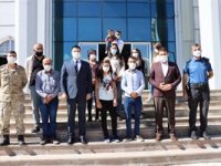 Çocuklarıyla nikah masasına oturdu.