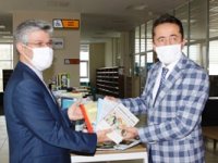 İran konsolosu Halk Kütüphanesi'ne bin kitap bağışladı