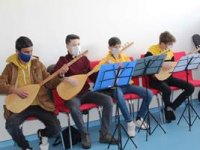 Minikler pandemi stresini bağlama, keman ve gitar çalarak atıyor