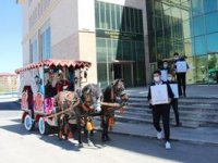 Erzurum’da faytonla ‘Arafalık’ hediyeler dağıtıldı