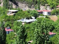 İki dağın arasında kalan köyü emekleriyle cennete çevirdiler