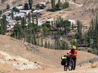 Metrelerce yükseklikte bisikletiyle Zipline yaptı