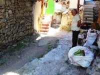 Patlayan su borusu nedeniyle evlerini su bastı