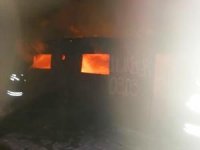 Metruk binada çıkan yangın geceyi aydınlattı