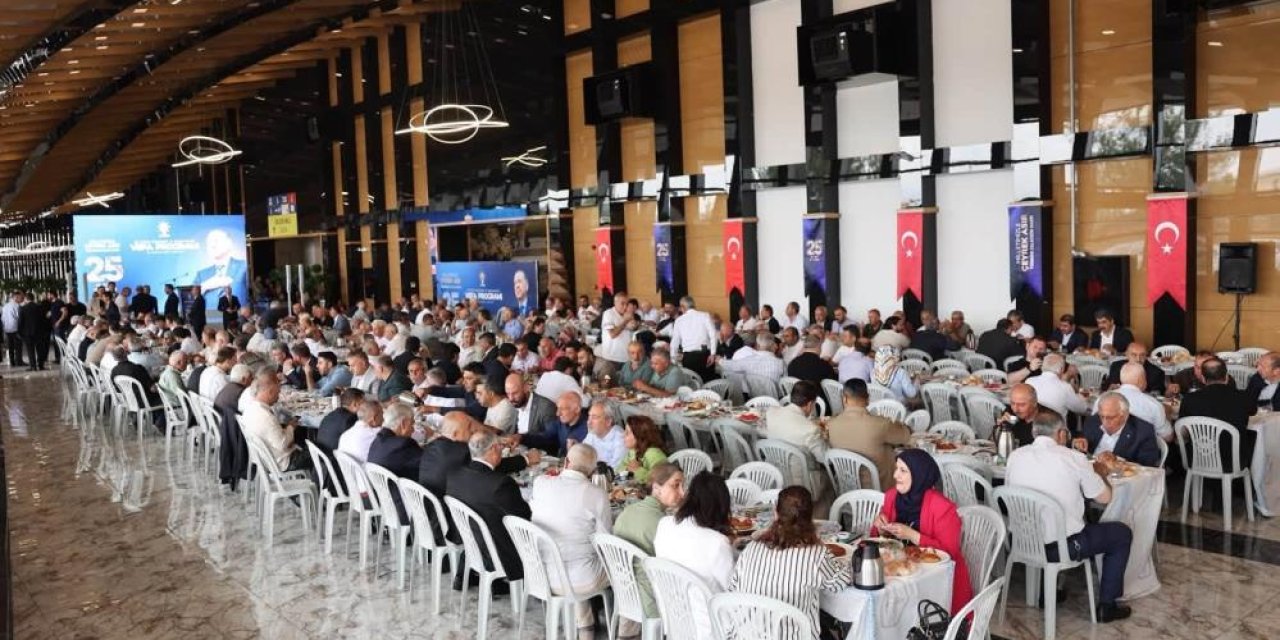 AK Parti Erzurum’da 25. yıl vefa buluşması: Teşkilat mensuplarına plaket verildi