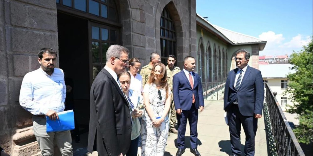 Erzurum’un tarihi askeri hastanesi artık Erzurum Lisesi’nin