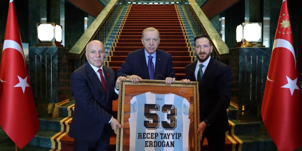 Cumhurbaşkanı Erdoğan’dan Erzurumspor’a özel kabul! Şampiyonluk kupası Külliye’de takdim edildi