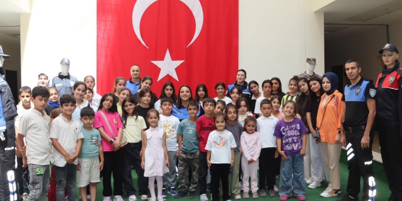 Erzurum’da minik misafirler emniyette! Polisleri görünce merak ettikleri soruları sordular