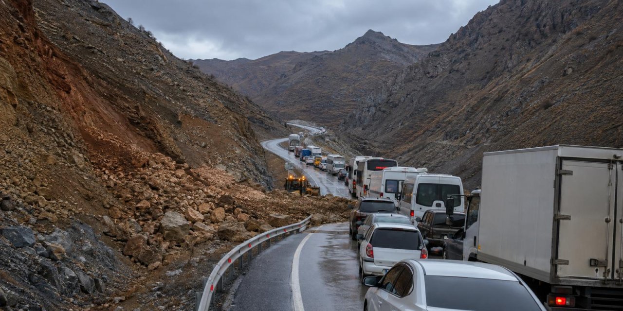 Erzincan-Erzurum yolunda toprak kayması! Ulaşım durdu, uzun araç kuyruğu oluştu