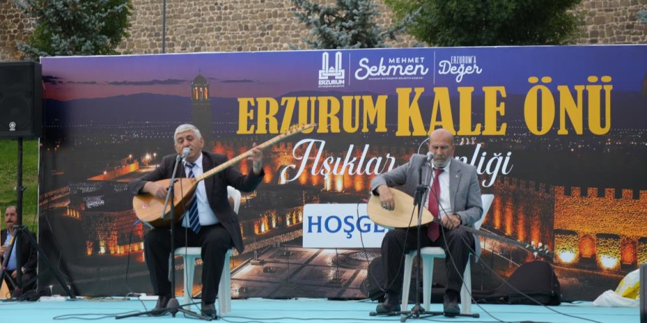 Erzurum Kalesi önünde aşıklar buluştu! Sazlar çaldı, sözler geceye damga vurdu