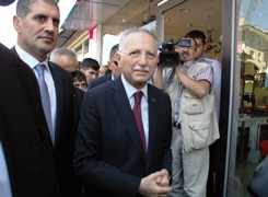 İhsanoğlu: Cami Kapısında Siyaset Olmaz!...