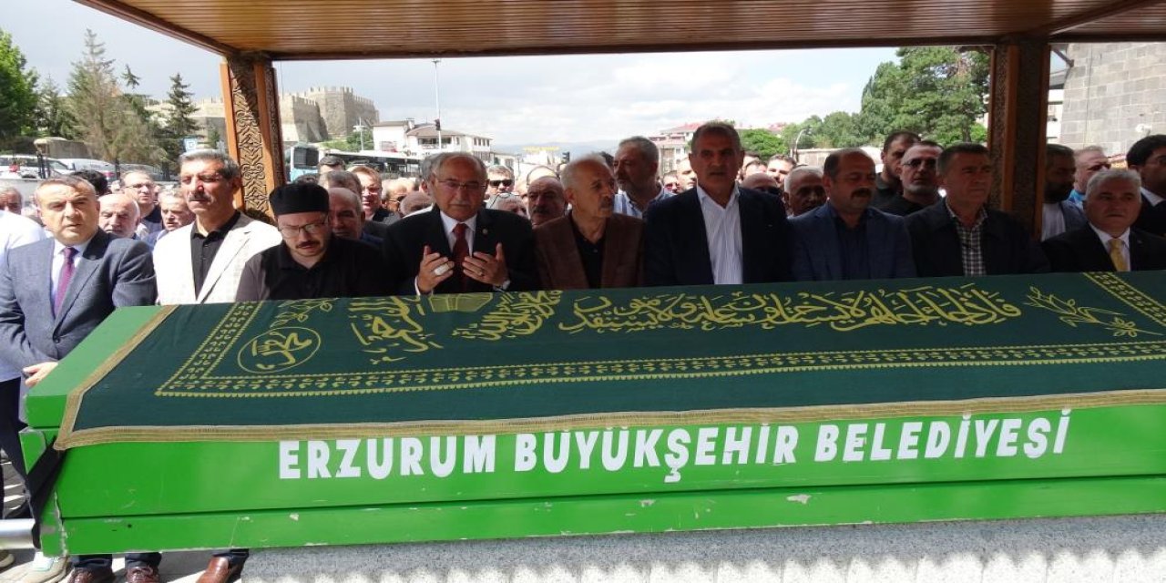 Erzurum basınının duayen ismi Öztürk Akkök dualarla son yolculuğuna uğurlandı