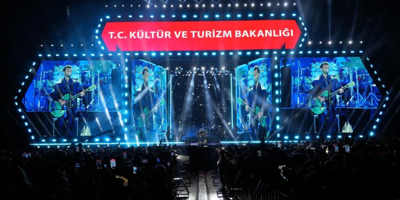 Erzurum’da Buray rüzgârı esti! Binlerce müziksever konsere akın etti