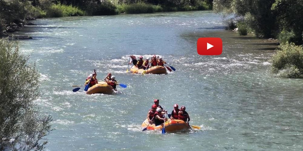 Çoruh Nehri’nde nefes kesen rafting yarışı! Botlar alabora oldu, sporcular pes etmedi