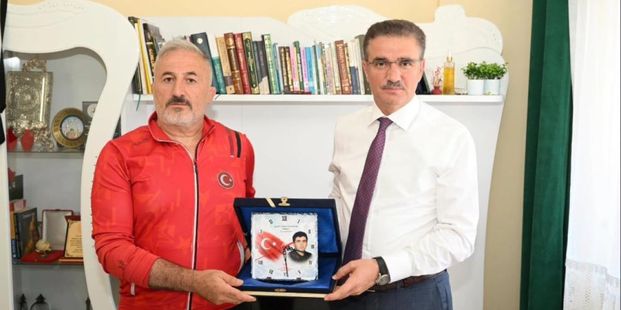 İspir’de duygu dolu ziyaret! Vali Baruş, şehit ailesi ve gaziyi yalnız bırakmadı