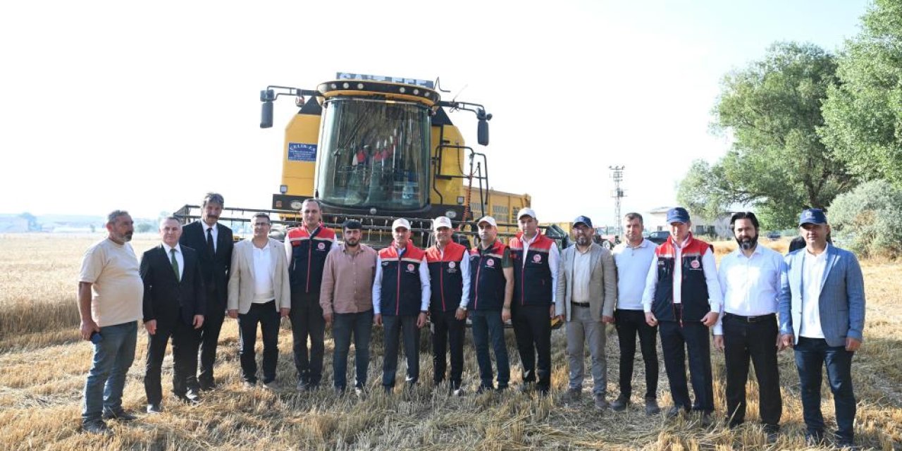 Vali Baruş buğday tarlasına girdi: Erzurum’da 650 dekarlık arazide hasat başladı