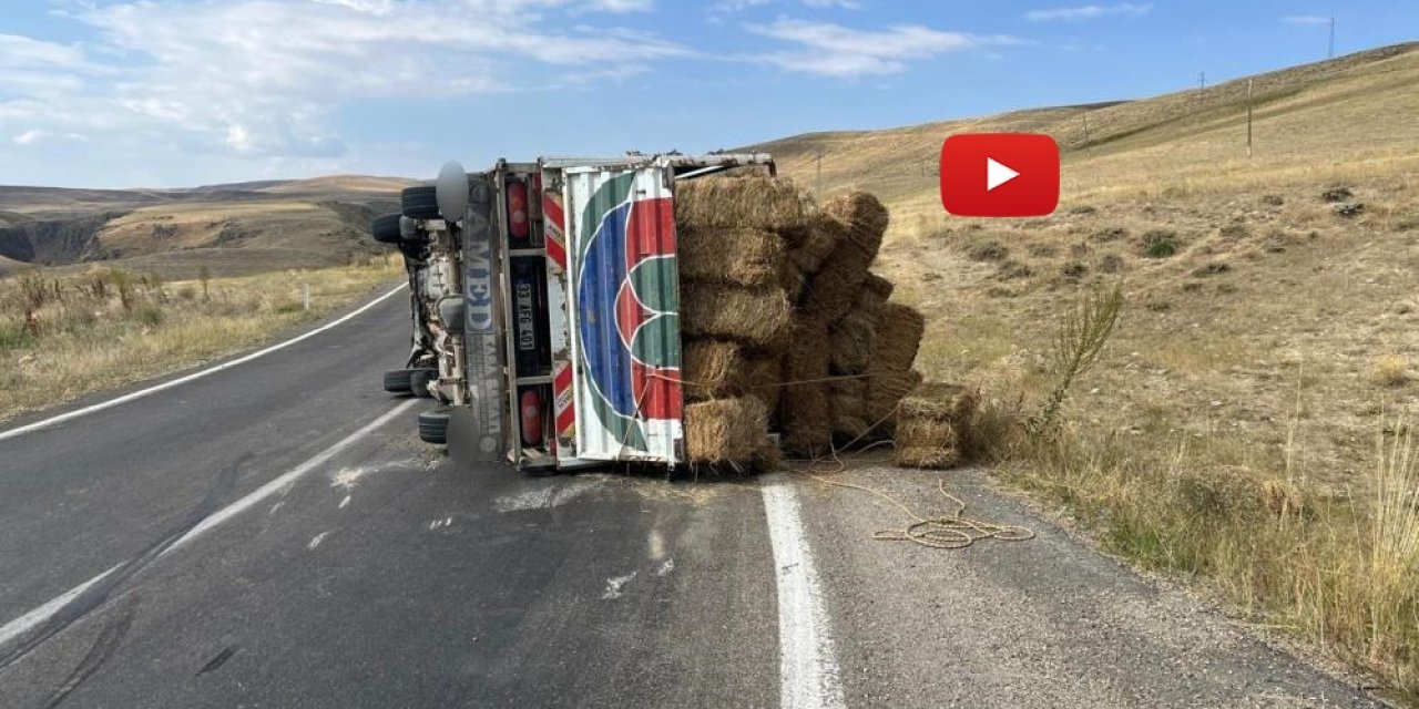 Ot yüklü kamyonet virajda yan yattı: 2 yaralı