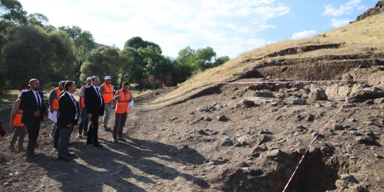 Erzurum’da 5 bin yıllık Parmaksız Kale Höyük’te tarihi keşif: Rektör Hacımüftüoğlu incelemelerde bulundu