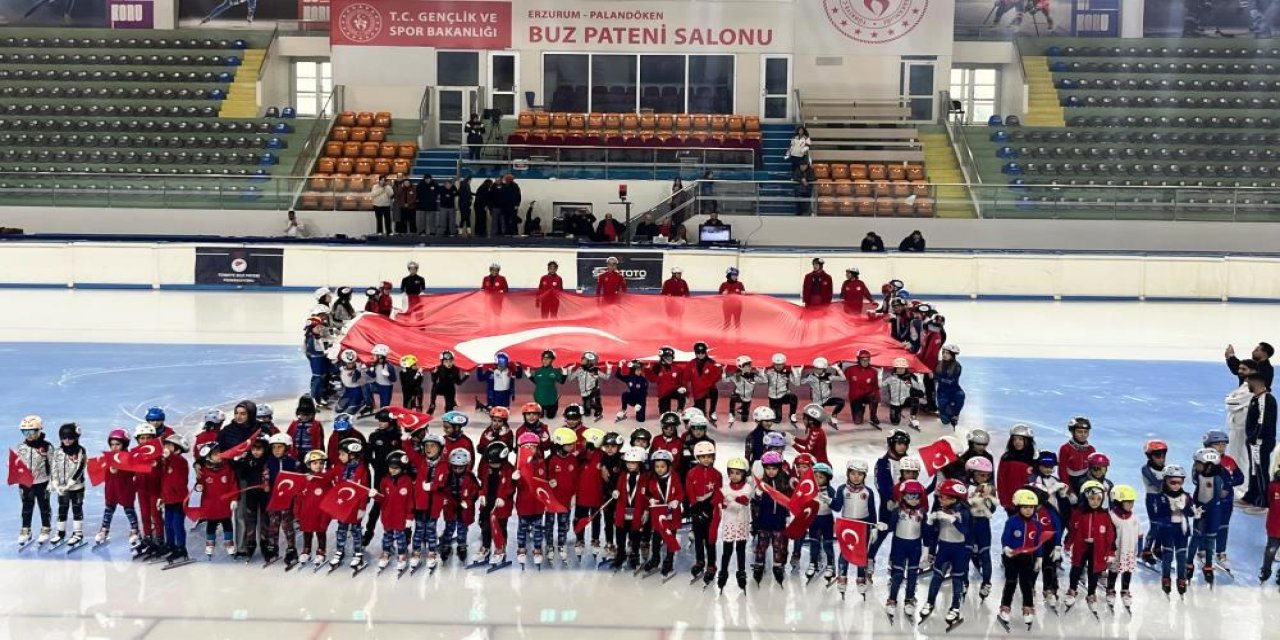 Erzurum’da buzda 30 Ağustos coşkusu! 129 genç sporcu şampiyonada buluştu