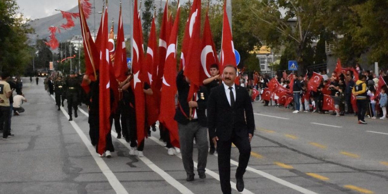 Erzurum’da 30 Ağustos coşkusu! Zafer Bayramı törenlerle kutlandı
