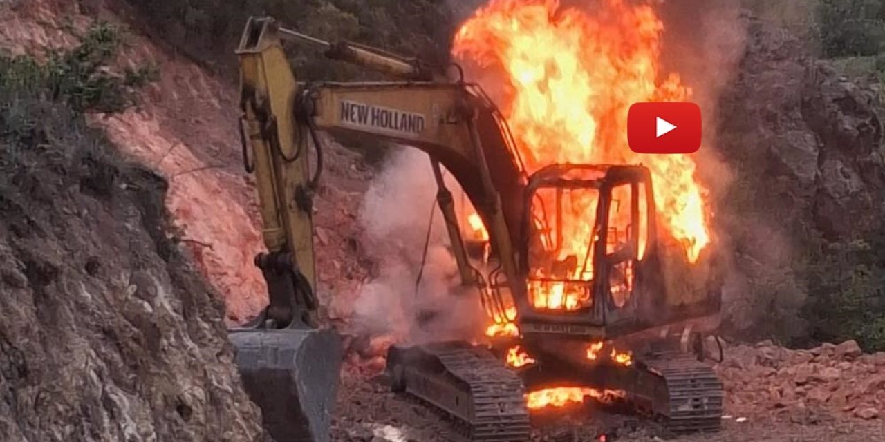 Olur’da geceyi aydınlatan alevler! İş makinesi dakikalar içinde küle döndü