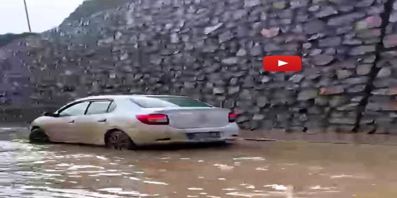 Erzurum-Artvin karayolunu sel suları bastı! Bir araç mahsur kaldı