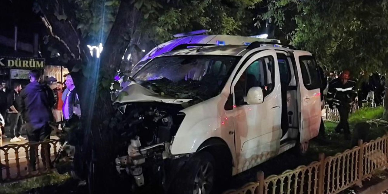 Palandöken’de gece yarısı kaza! Ağaca çarpan araçta 2 kişi yaralandı