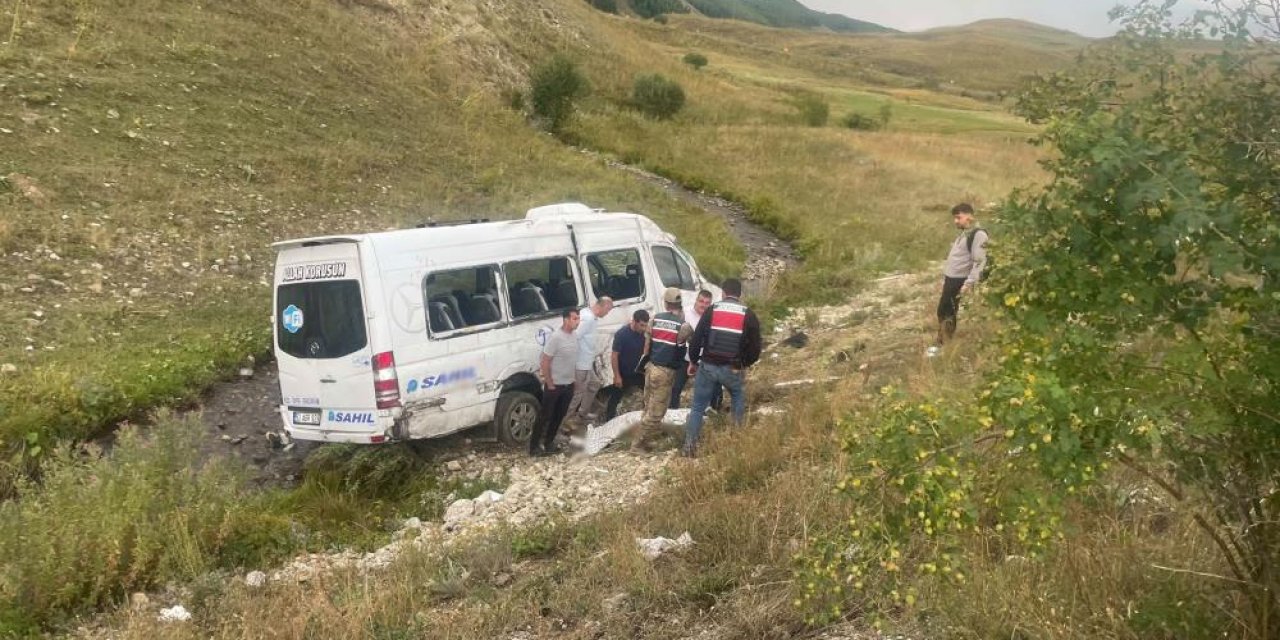 Erzurum-Rize yolunda korkutan kaza! Yolcu minibüsü şarampole yuvarlandı