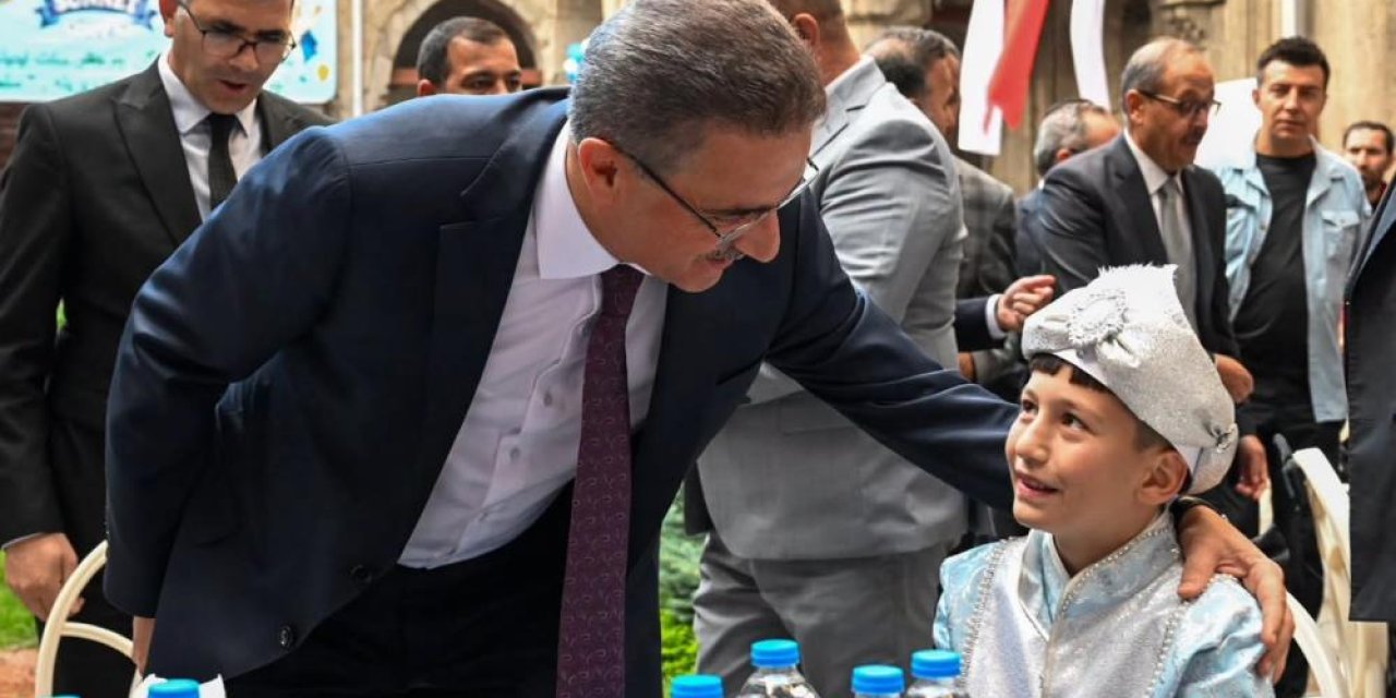 Erzurum’da 529 yıllık vakıf geleneği! Sünnet olan çocuklara bisiklet ve forma hediye edildi