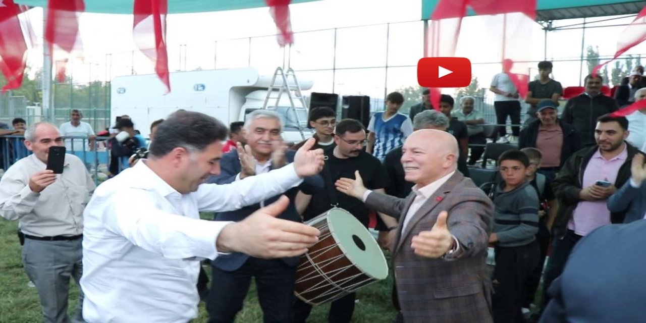 Güreş meydanı bir anda oyun alanına döndü! Başkan Sekmen davul-zurnaya dayanamadı
