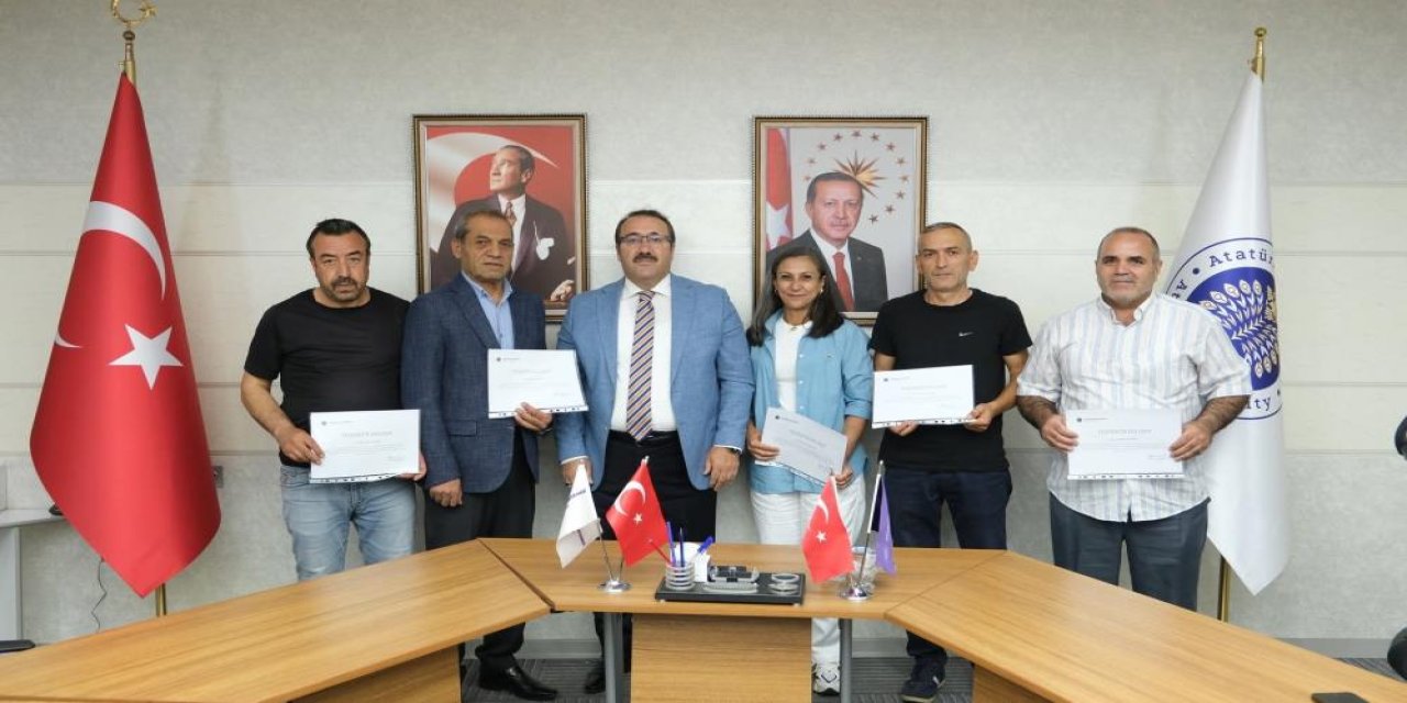 Atatürk Üniversitesi Hastanesinde 5 personele vefa! Yılların emeği törenle taçlandı