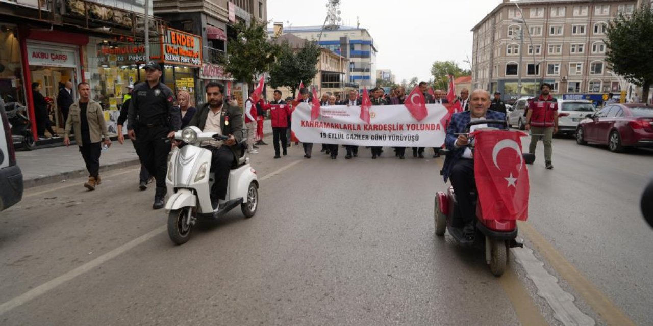 Erzurum’da Gaziler Günü yürüyüşü! Gaziler ve öğrenciler aynı kortejde buluştu