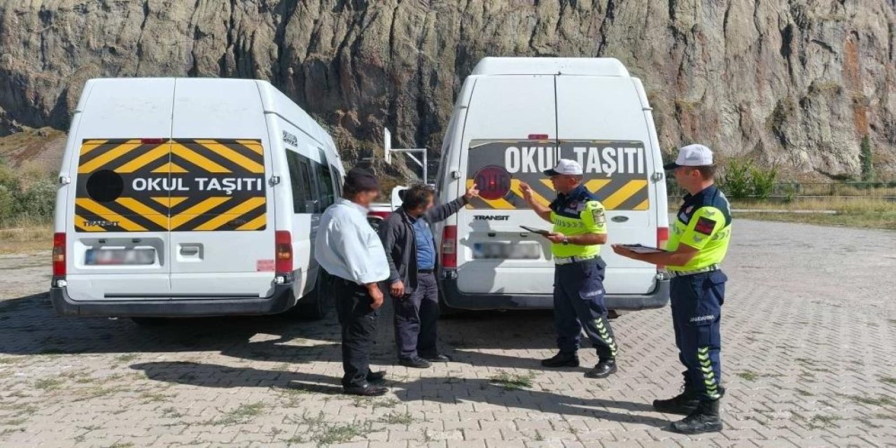 Jandarma öğrencilerin güvenliği için sahada