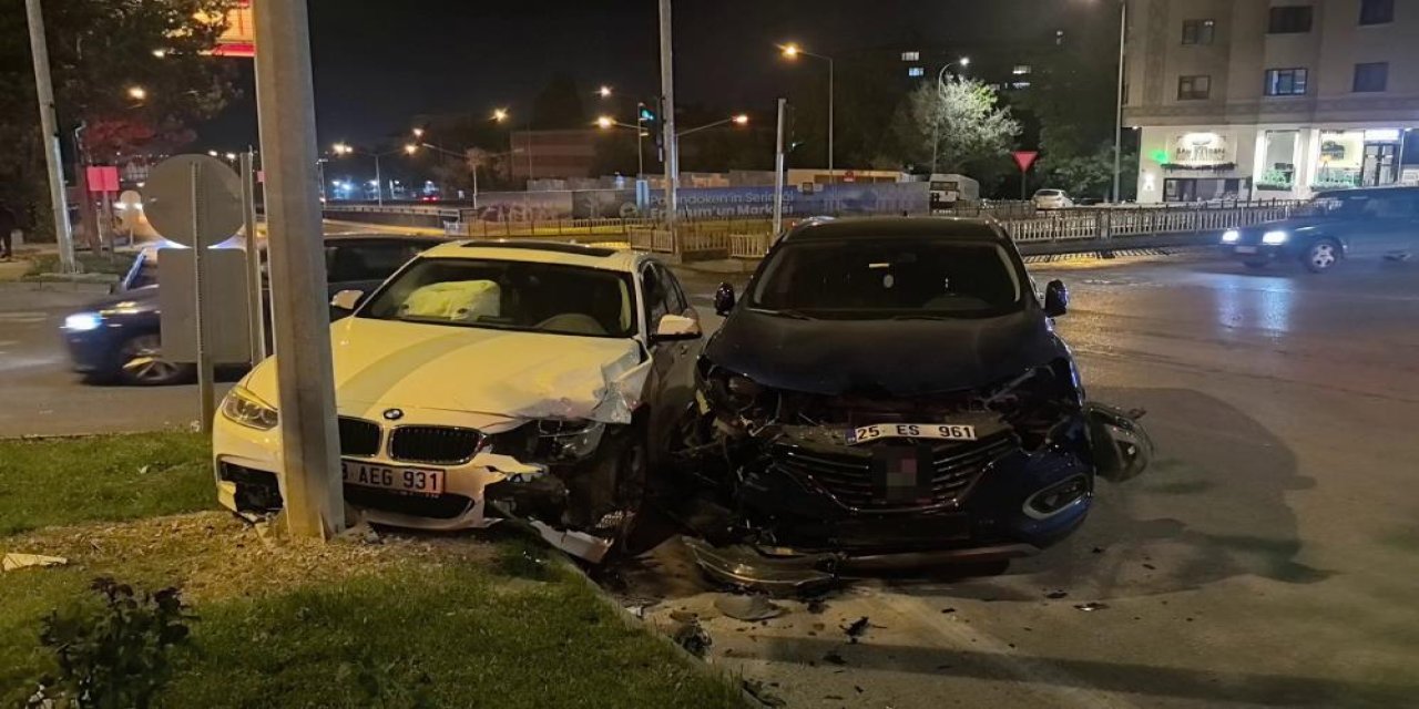 Yakutiye’de kavşak kazası: İki otomobil hurdaya döndü, 2 yaralı